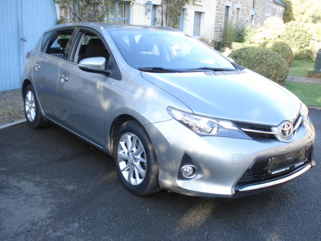 Toyota Auris 5 portes 1.4 D4D srie * dynamic *