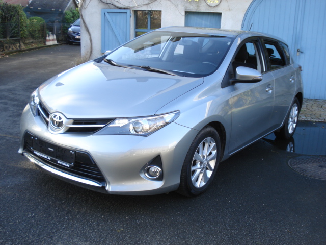 Toyota Auris 5 portes 1.4 D4D srie * dynamic *