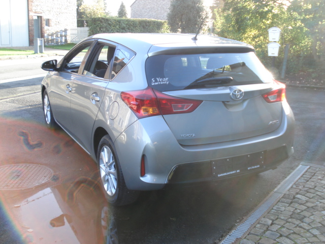 Toyota Auris 5 portes 1.4 D4D srie * dynamic *