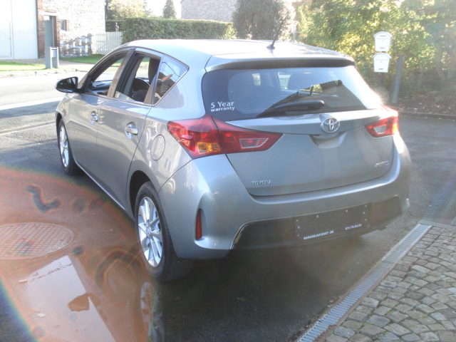 Toyota Auris 5 portes 1.4 D4D srie * dynamic *