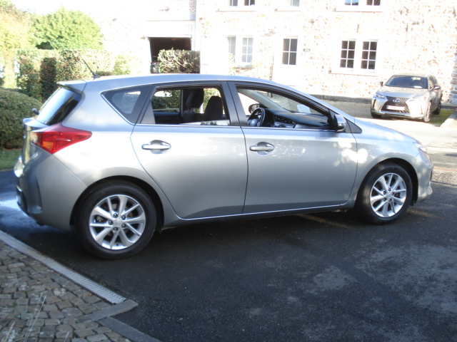 Toyota Auris 5 portes 1.4 D4D srie * dynamic *